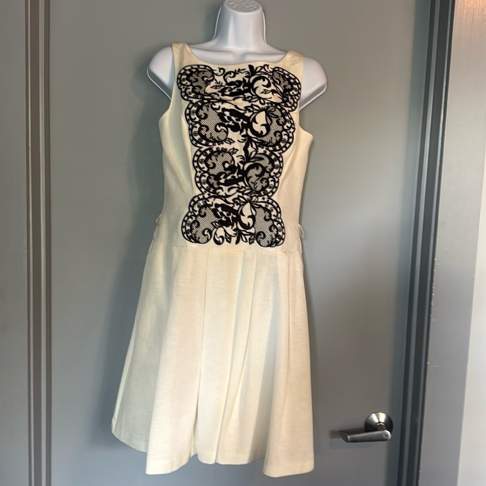 WHBM NWT Vintage White Blk Embroidery Knee Length Pleated & lined Dress Size 8
